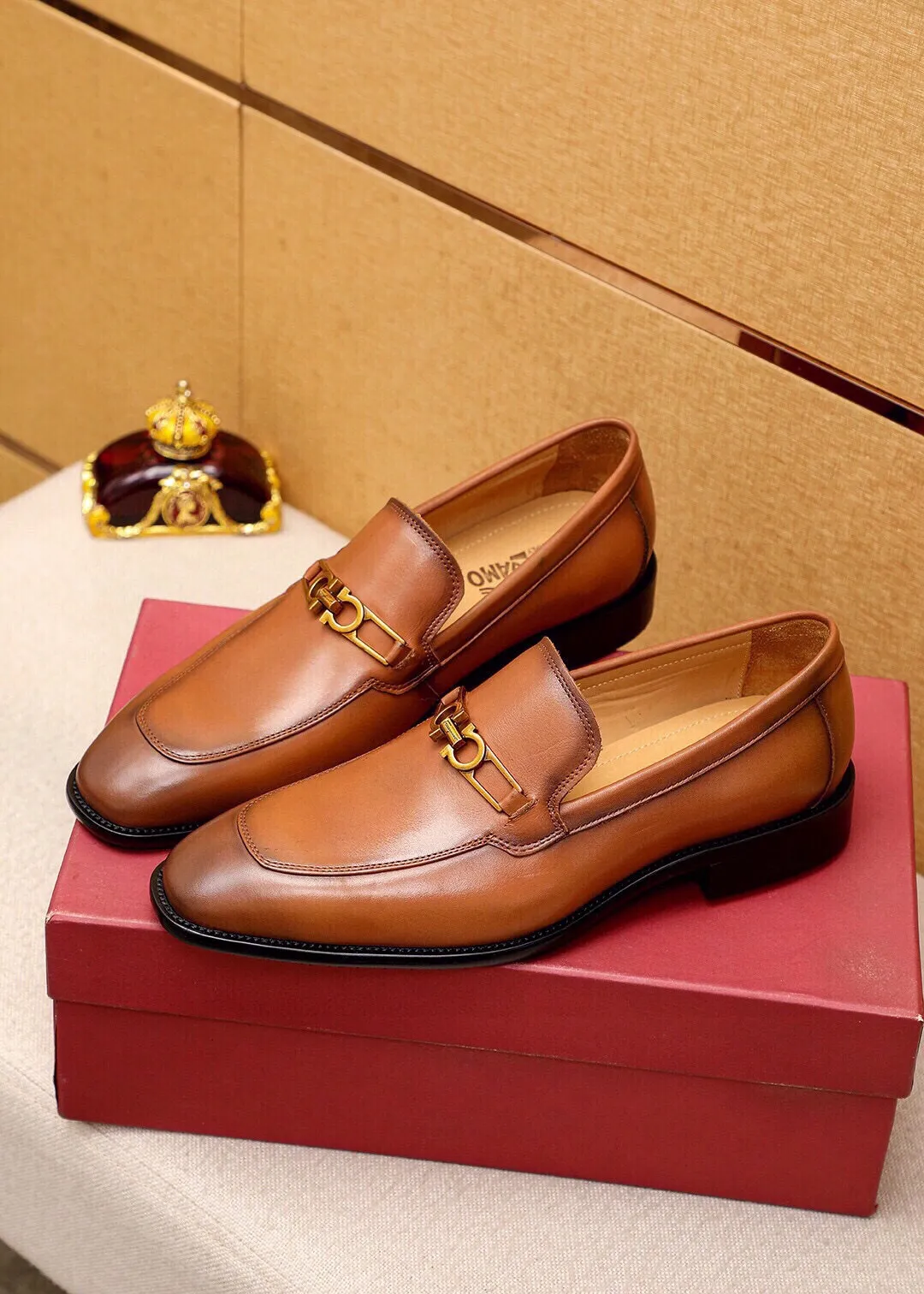 Men's shoes 💰480 💐 Product trademark: Ferragamo "Ferragamo" casual leather shoes Regular size: 38-44 (45🉑️customized) Product materials: Selected imported first-layer calfskin upper + luxury hardware buckle, imported water-dyed cow leather lining. Strong three-dimensional visual effect, original outsole color: 2 colors available